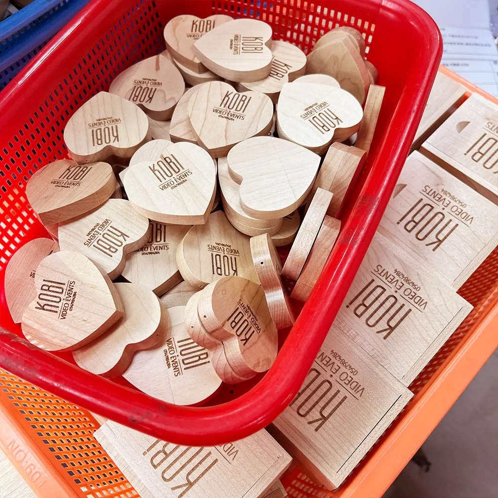 30 pcsHeart Huwelijksgeschenken USB Flash Drive Houten Pen Drive Real Capaciteit Memory Stick 64 GB/4 GB U Disk Het Geschenk van Herinneringen