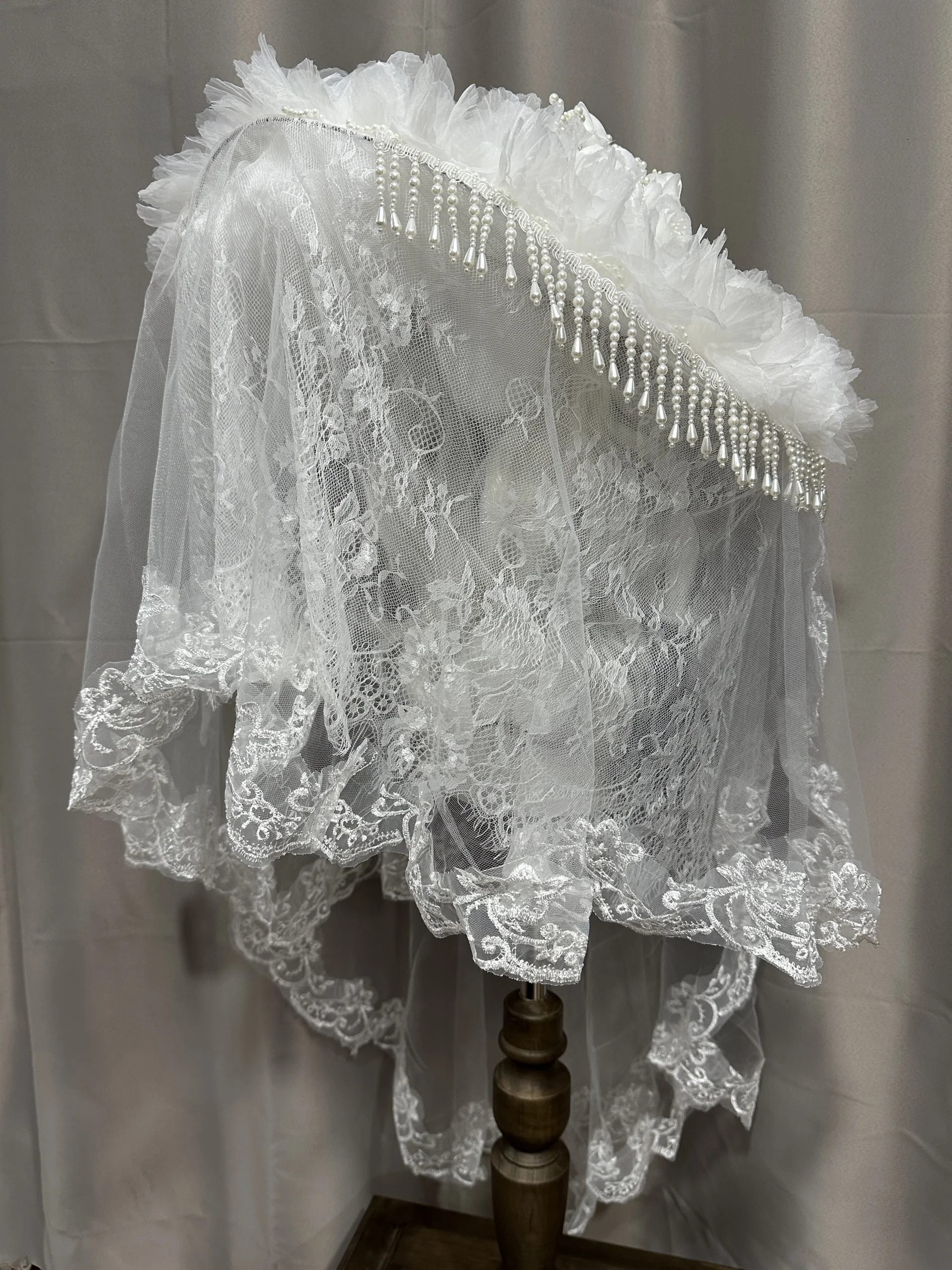 chapeau-lolita-white-widow-chapeau-gothique-avec-bordure-en-dentelle-et-voile-grand-bord-a-franges-accessoire-pour-robe-de-mariee-hiver-2011