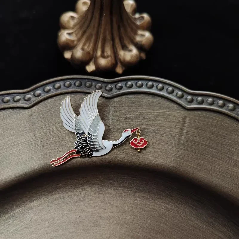 Classical Chinese style auspicious clouds red-crowned crane brooches for women Vintage white enamel art broche fine jewelry