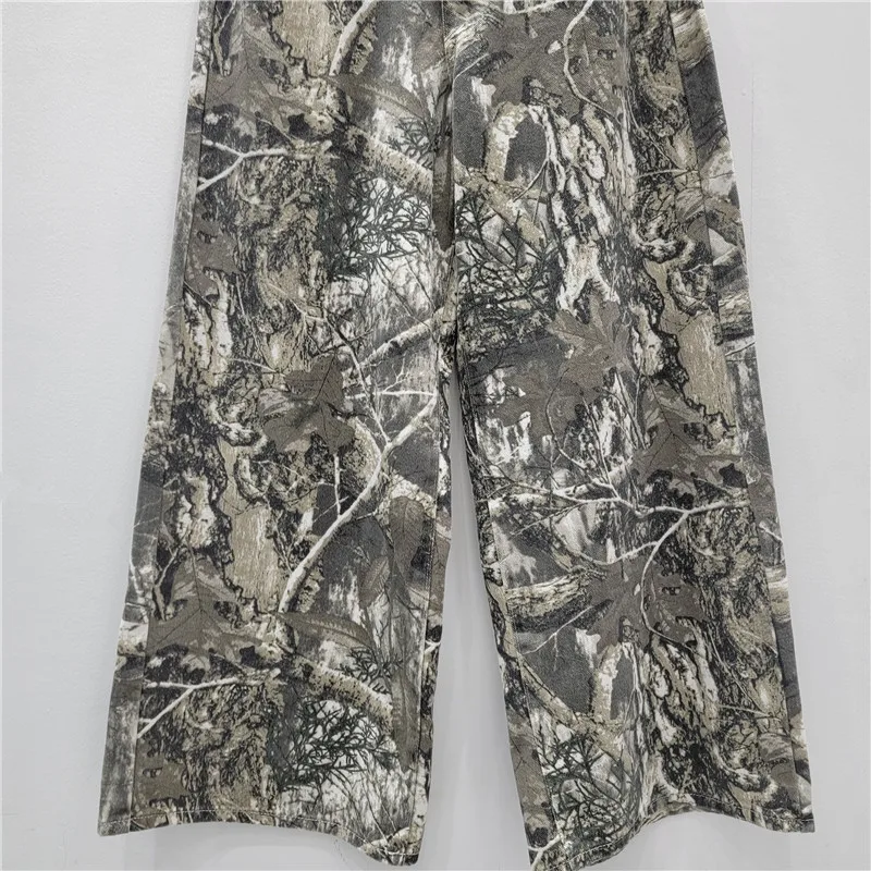 جينز أوائل الخريف واسع الساق. مقاس مستقيم مريح، عالي الخصر وتنحيف. التيلة الجديدة لخزانة الملابس متعددة الاستخدامات.