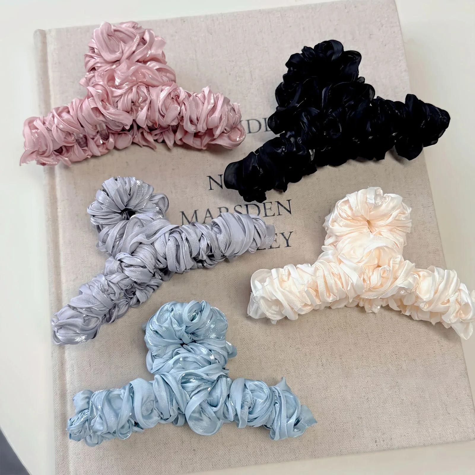 Рисунок 2 - Элегантные тканевые заколки для волос