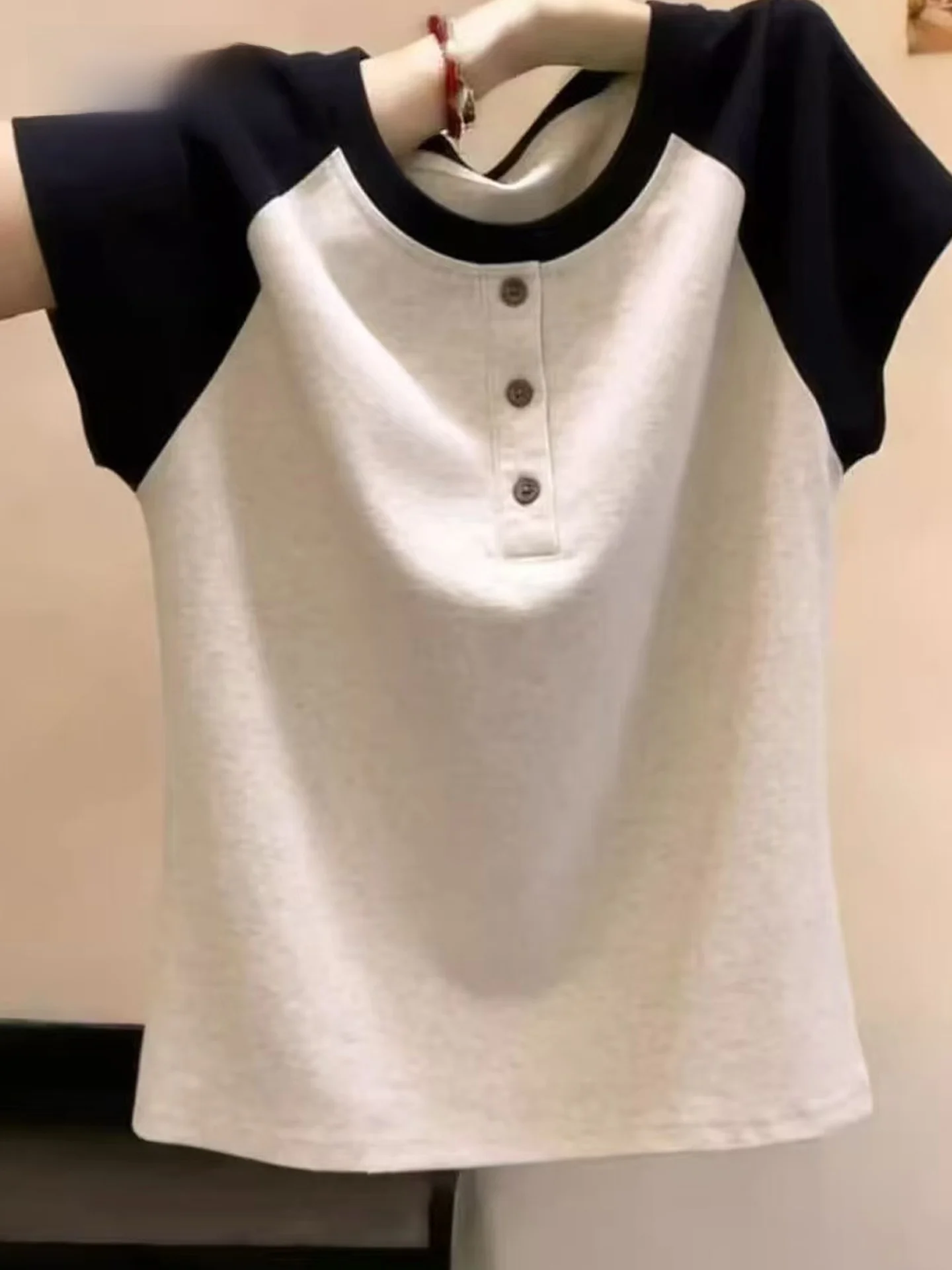 Camiseta Feminina TUCANO Estilo Casual com Blocos de Cores e Manga Curta, Caimento Solto, Moda Verão, Top Versátil que Emagrece, Algodão Poliéster