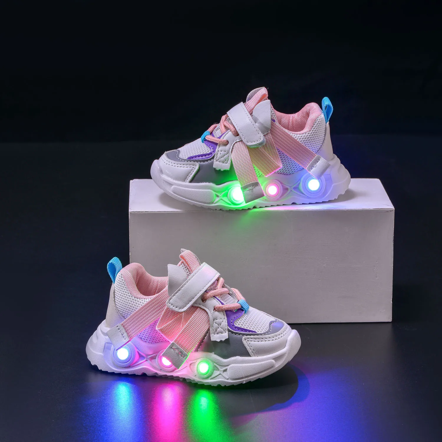 2024 New LED Children Glowing Shoes Baby Luminous Sneakers Boys Non-slip Lighting Running Shoes Kids Breathable Mesh Sneakers