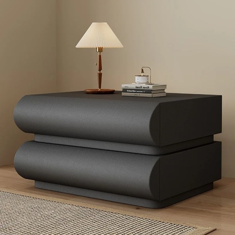 طاولة سرير جانبية بيضاء كريمية للمشاهير على الإنترنت مصنوعة من الجلد وغرفة نوم إيطالية بسيطة