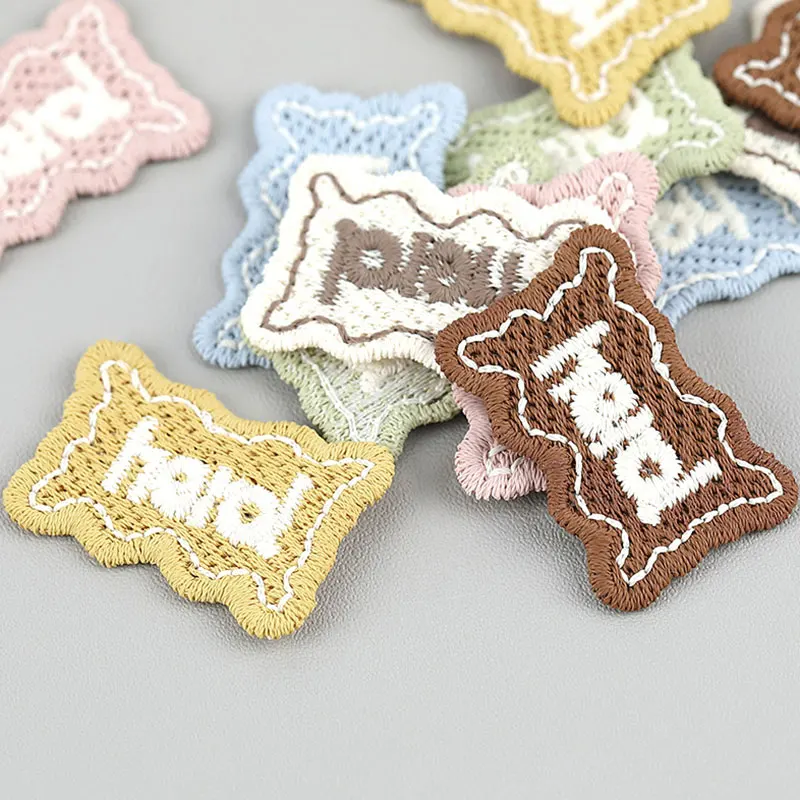 100 Stück 2x3,1cm Quadratische Buchstaben-Stickerei-Aufnäher für DIY Schuhe Hüte Hosen Socken - Kleidungszubehör Etiketten – Detail 2