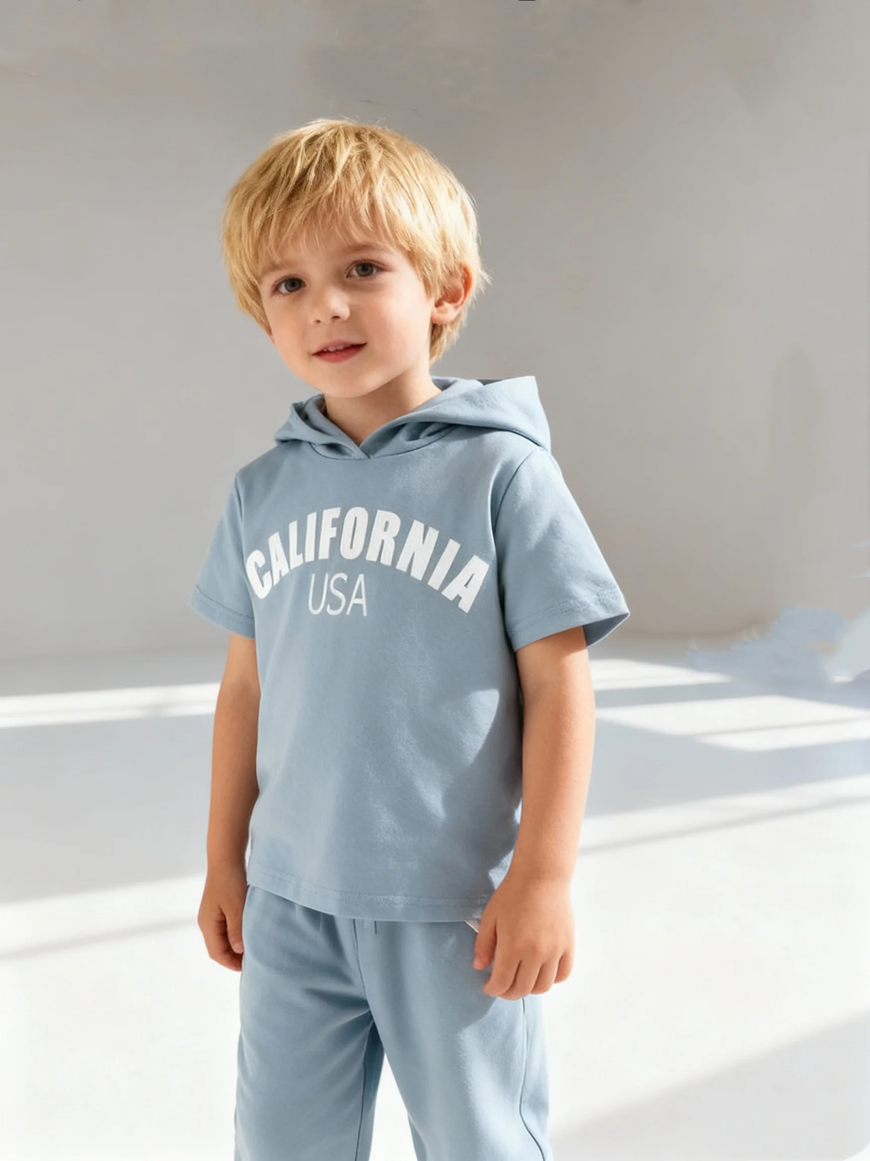 Zweiteiliges Sommer-T-Shirt für Jungen, modisch, kurzärmelig, mit Buchstaben bedruckt, mit Kapuze, einfarbig, Kordelzug, Hose, Freizeit-Set