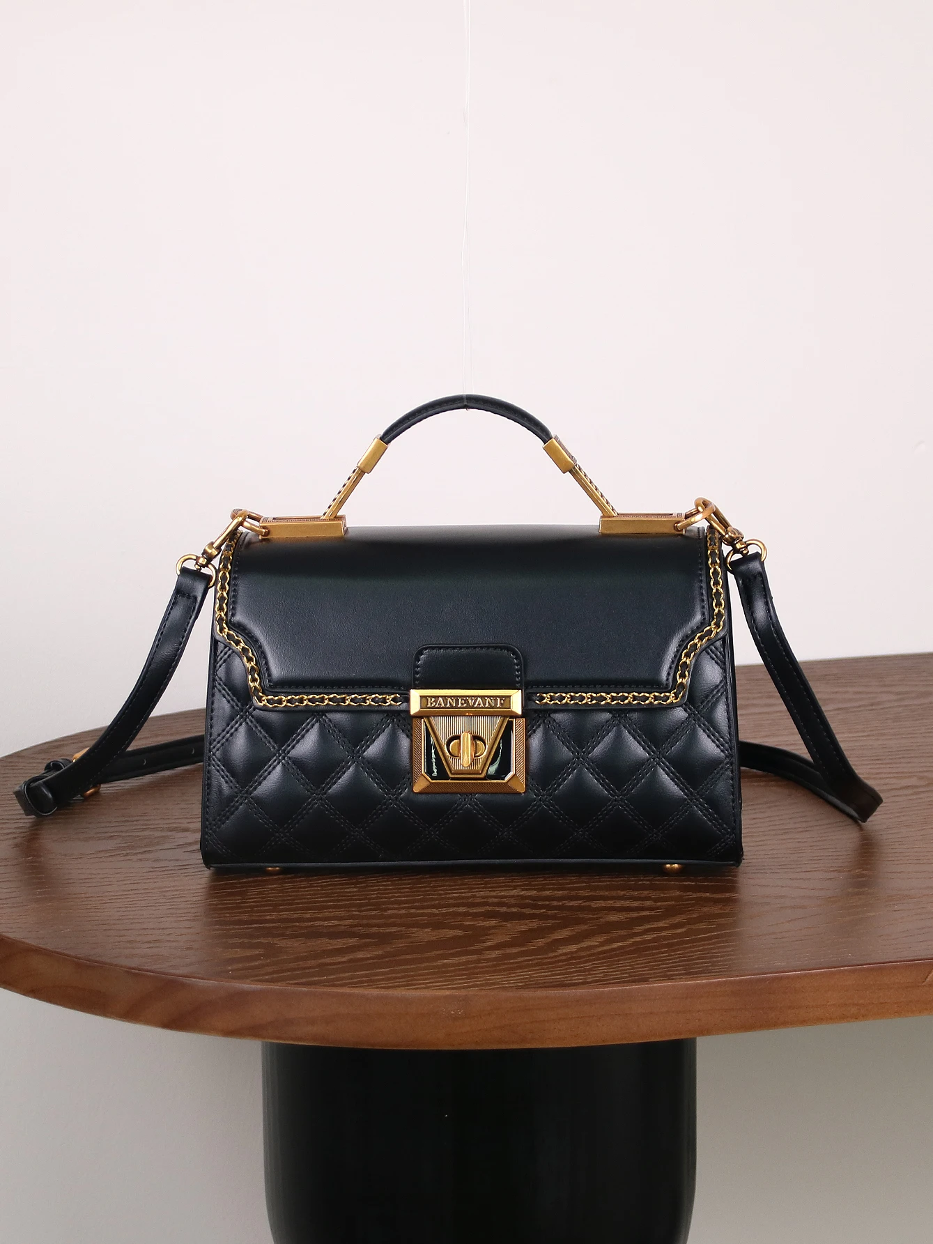 

Minority design fashion heavy industry light luxury rhombic embroidery line ladies handbag temperament Western style stereotypes
