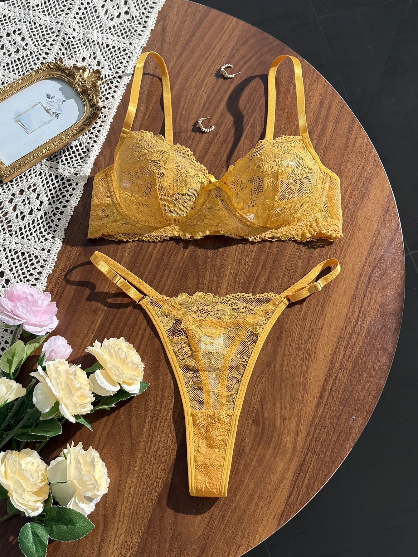 Gelbes Spitzen-Blumen-Damen-BH-Set, ultradünn, 2-teiliges Kombi-Set mit BH und Unterwäsche für bequemes Tragen als Unterwäsche. – Detail 5