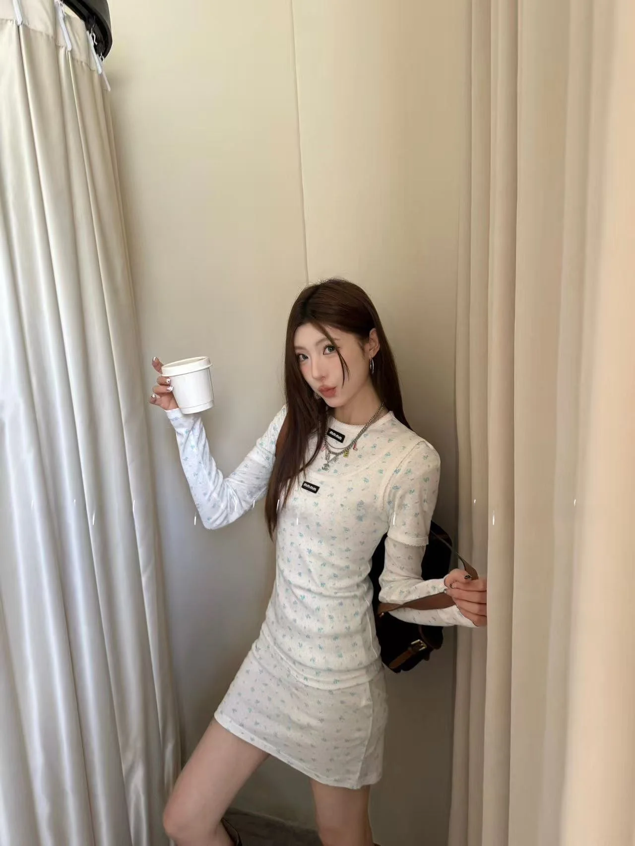 

Новинка! Корейское хлопковое платье-футболка Seoul New Style с цветочным принтом, длинным рукавом, эффектом стройности и базовым дизайном для девушек.