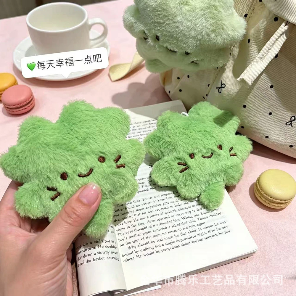 Nouveau porte-clés trèfle mignon, poupée aux expressions amusantes, poupée trèfle, décoration à suspendre pour sac à dos, pendentif, jouet cadeau