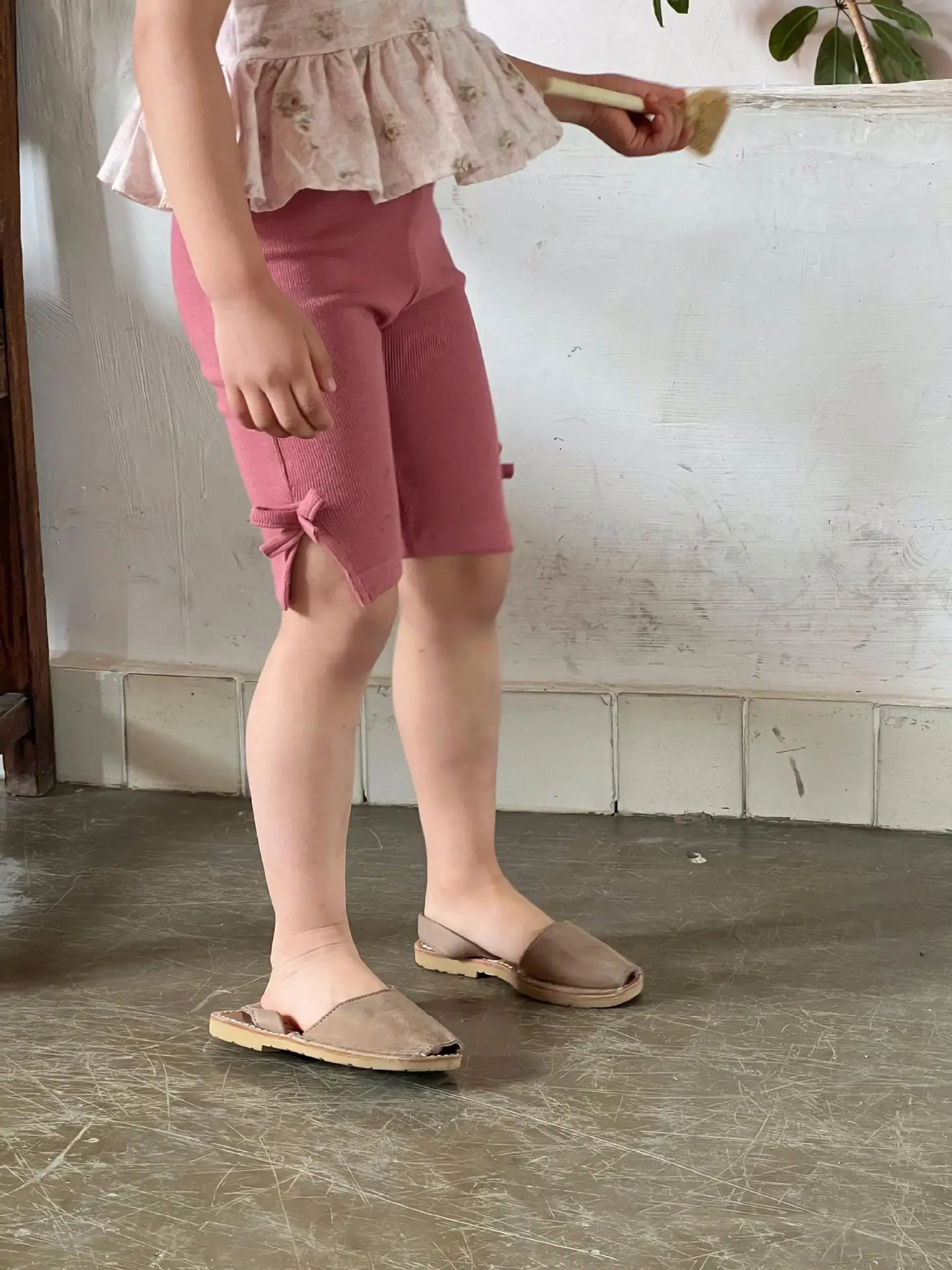 Calças de tira de cor sólida infantil, roupa coreana, calça menina, arcos simples, força elástica, verão, novo, 2024