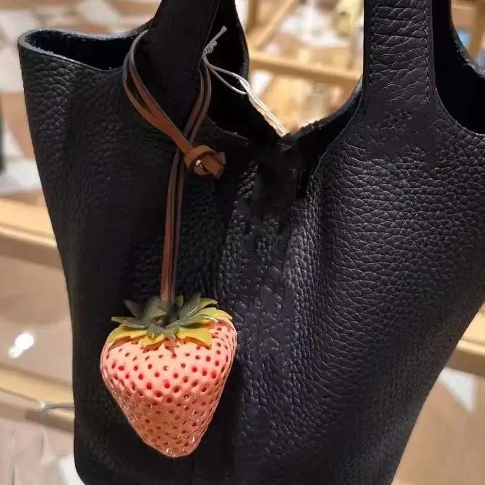 الإبداعية للماء الفراولة حلقة رئيسية أنيقة 3D تنوعا حقيبة سحر الوردي اليدوية الأحمر الراتنج الفاكهة قلادة هدية