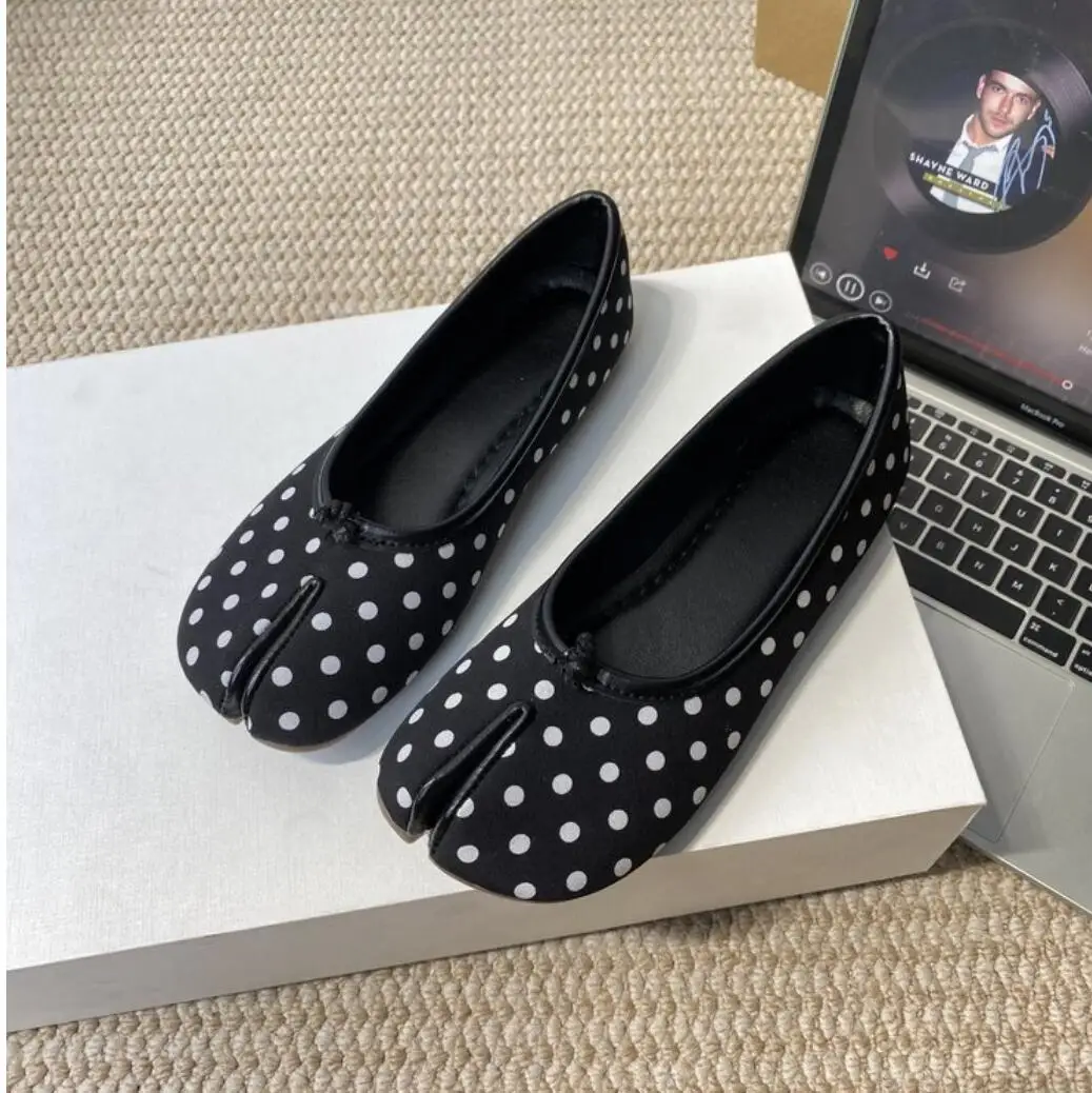 Elegant Polka Dot Women's Flat Tabi Ninja Shoes Pig Toe Slippers Lazy Person Horse Hoof Shoes Women Split Toe Ballerina Shoe
