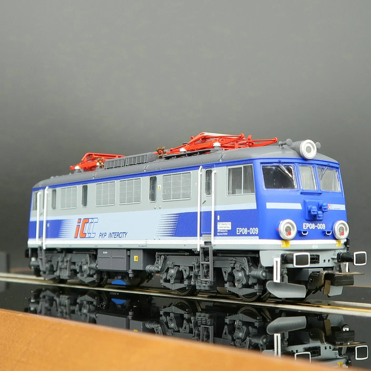 HO 1/87 Train Model German PIKO EU07 Electric Power Digital Sound Effect Poland PKP Fifth Generation ICCC Express Head