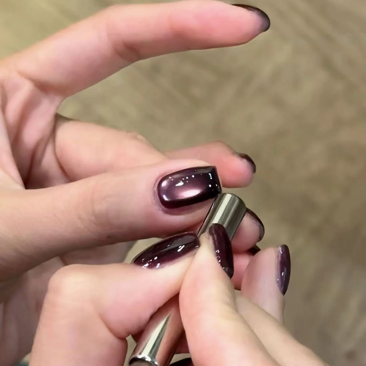 10ML 1 SZT. Fioletowy Lakier Hybrydowy do Paznokci z Efektem Kociego Oka, Jesienno-Zimowy Hit Sprzedaży, Rozjaśniający Klej do Paznokci, Czarne Paznokcie, Akcesoria do Paznokci