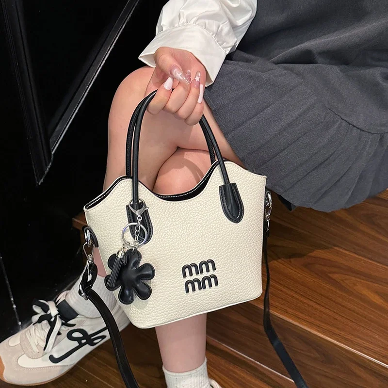 حقيبة ساعي كلاسيكية أنيقة وبسيطة للنساء مع لون سادة فريد من نوعه وإكسسوارات عصرية من الجلد #2