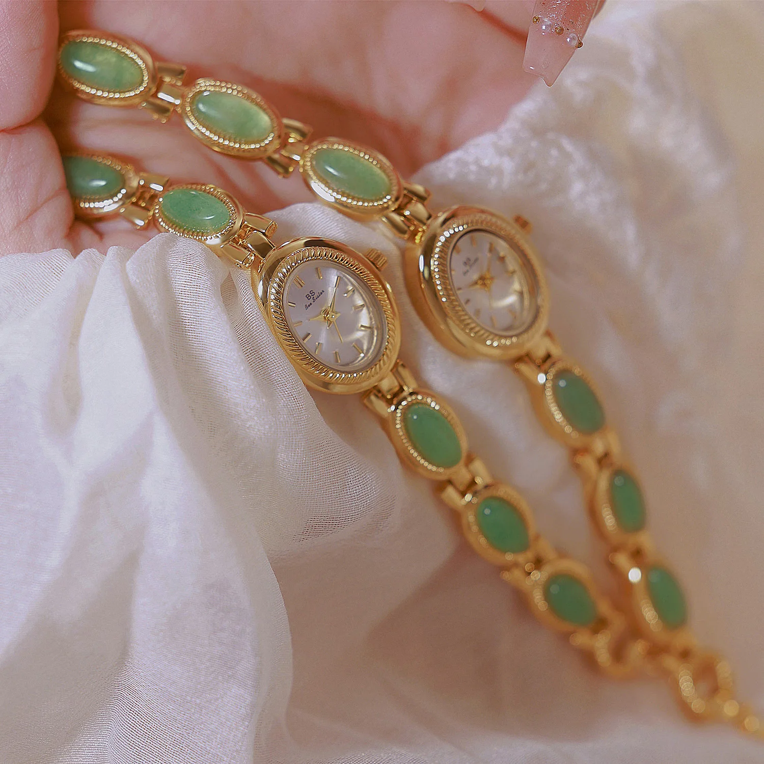 

Ретро-часы с драгоценными камнями для женщин: элегантные кварцевые наручные часы с маленьким циферблатом, стильный водонепроницаемый дизайн, идеально подходят к платьям