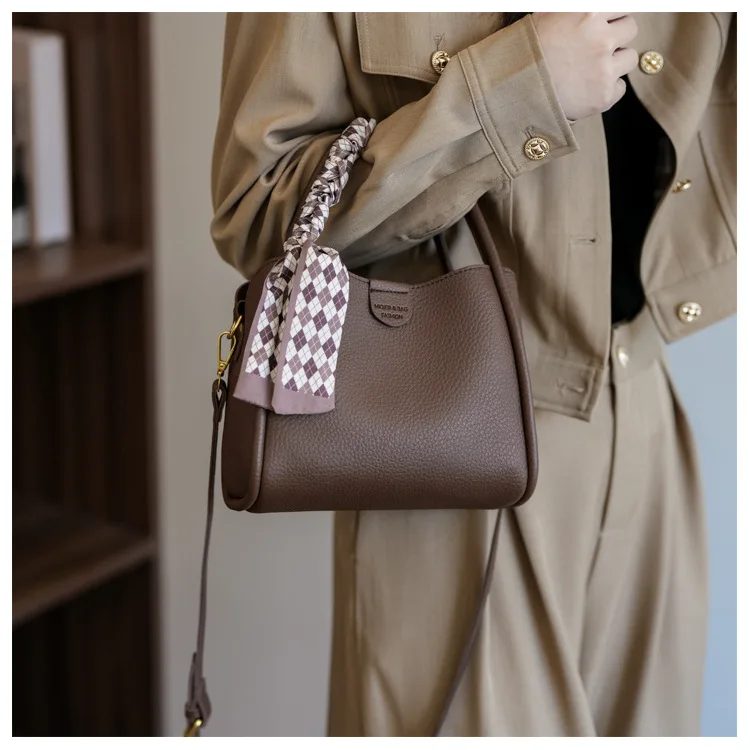 

Fashionable Soft PU Leather Handbag With Bucket Shape New 2025 Women's Large Capacity Retro Color Bag Top Layer Shoulder Bags