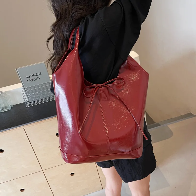 Elegant Burgundy Oil Wax Leather Large Capacity Bucket Bag 2024 New Women\'s Bow Magnetic Buckle Shoulder Bags Commuter Handbag