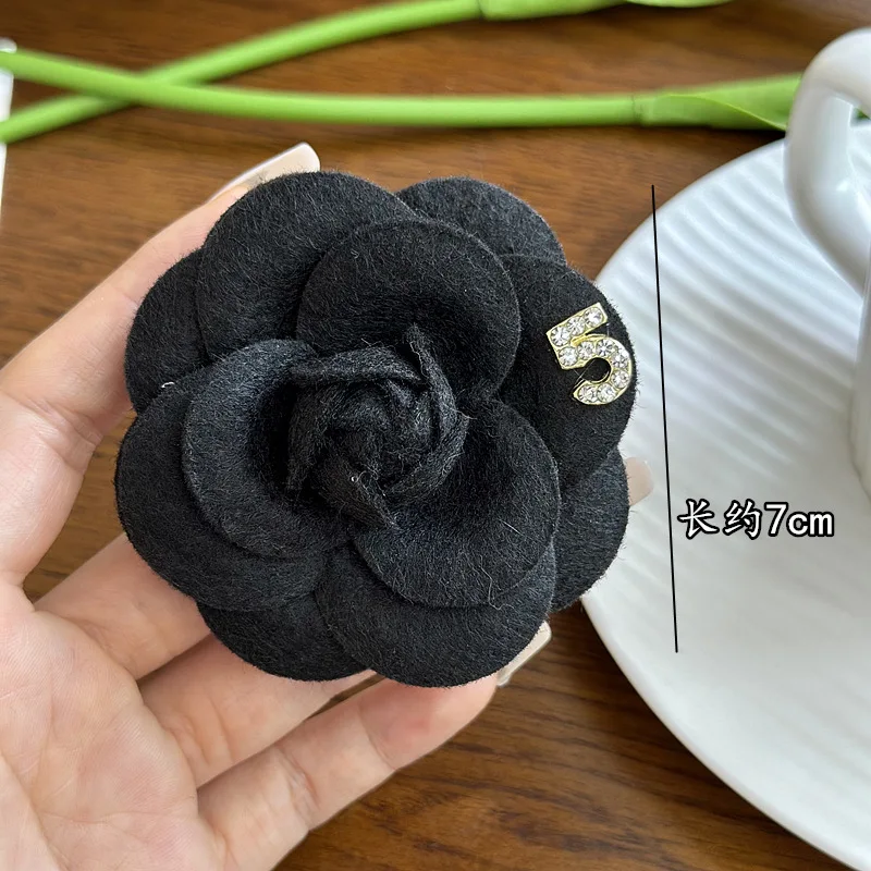 Koreanische Stoff Kamelie Brosche High-end Rose Blume Corsage Kristall Ziffern Anstecknadeln Vintage Broschen für Frauen Zubehör – Detail 3