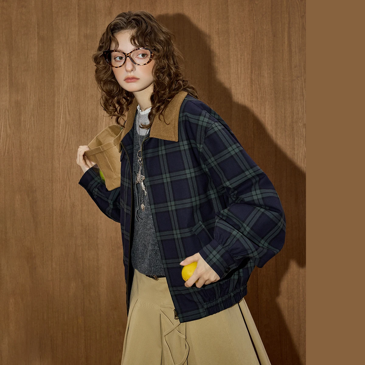 سترة نسائية لخريف 2025 ذات ياقة كلاسيكية سترة منقوشة بألوان متعددة تصميم قصير بتصميم قصير مرقع بنمط متخصص كبير الحجم #3