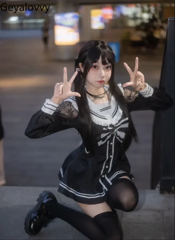 

Полный комплект. Моряки с темно-синим воротником. Облегающая рубашка с длинными рукавами. Кружевное облегающее платье и шорты. Милый костюм для девочек.