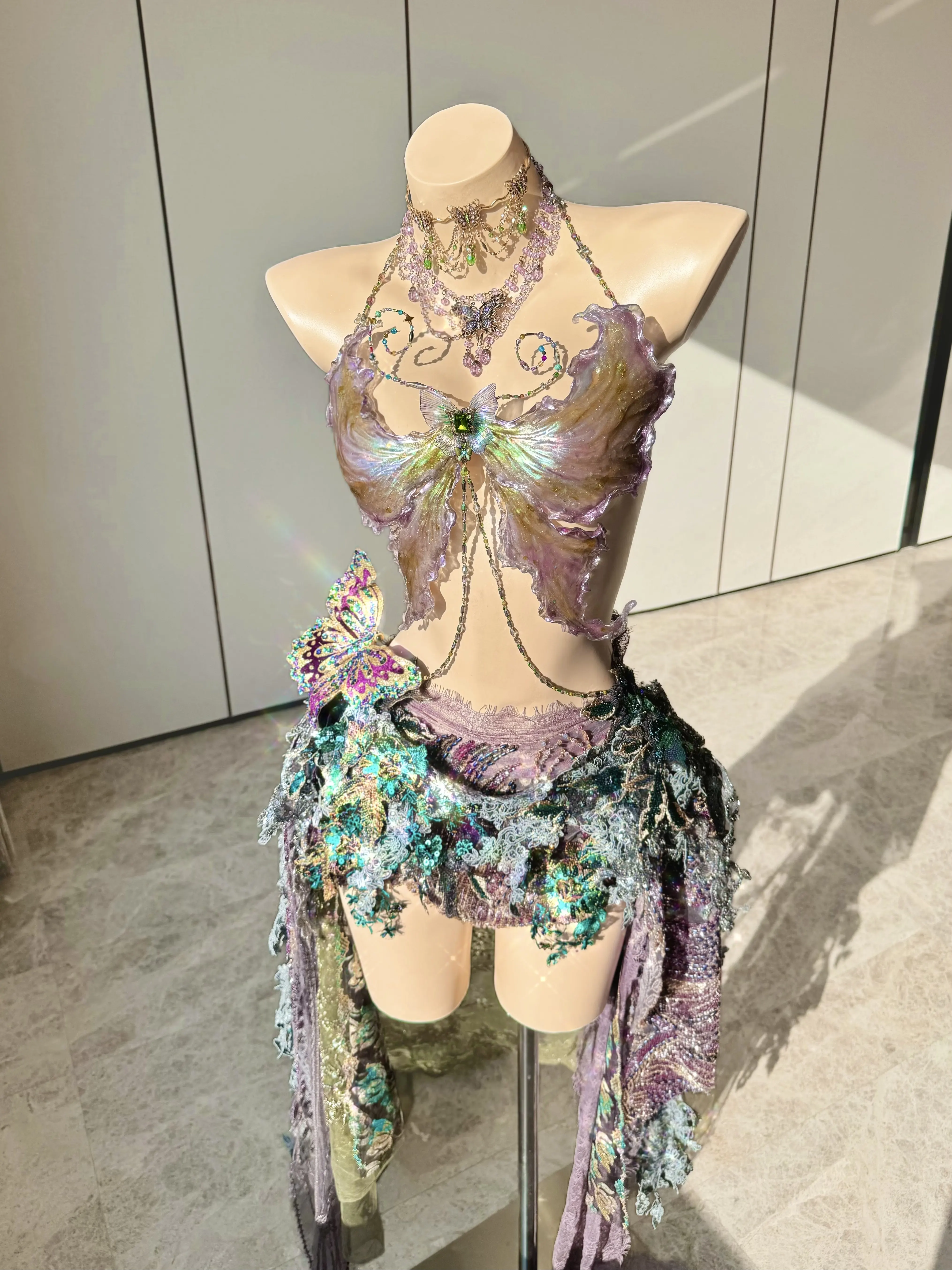 Conjunto de dos piezas para mujer: top iridiscente y falda con flecos, ideal para fiestas de Halloween, actuaciones en el escenario y disfraces de hadas o elfos.
