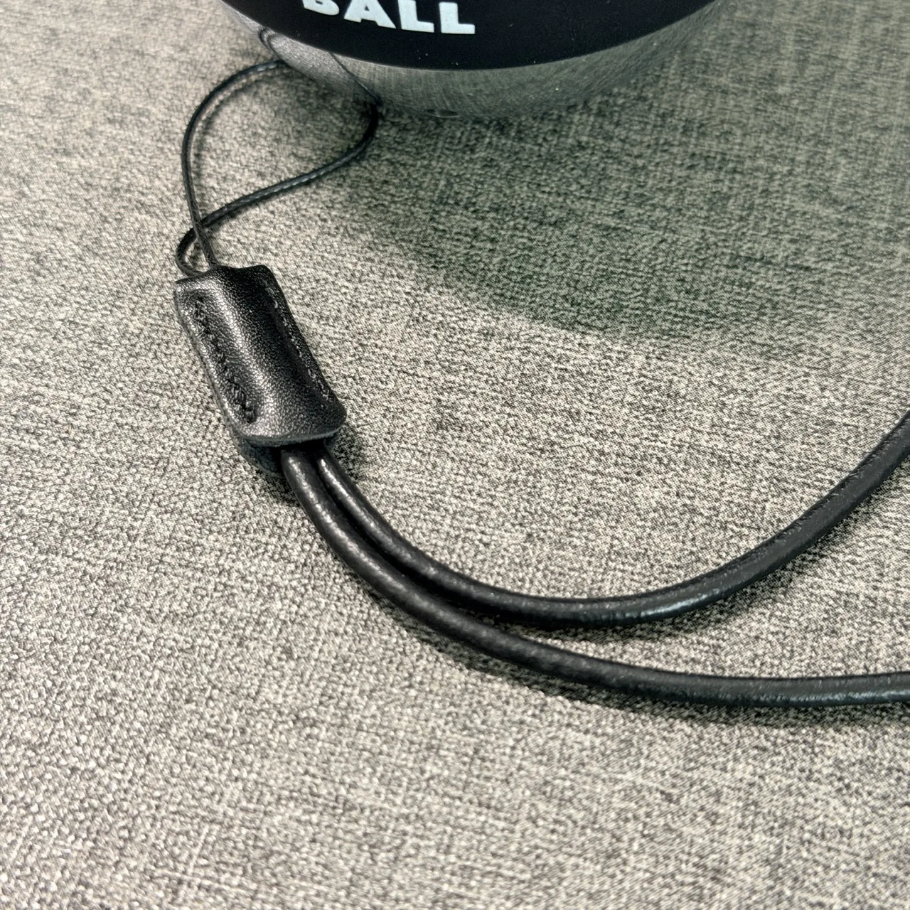 Gelang Kulit Logam dengan Bola - Sports Equipment That Starts With A ulasan dan harga
