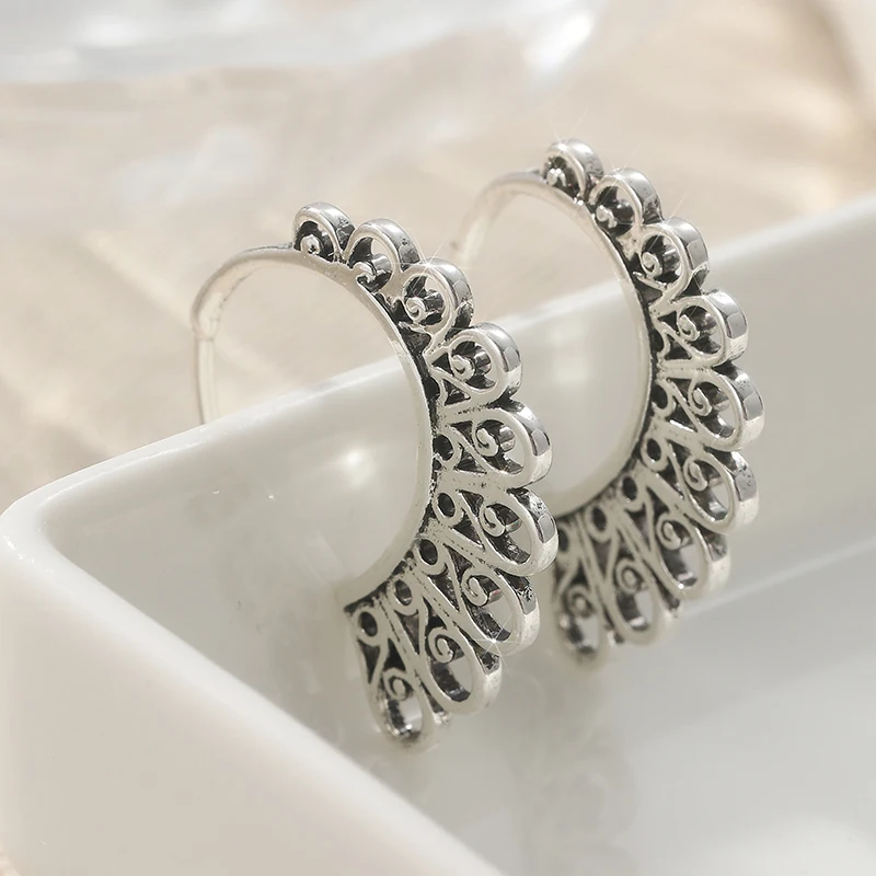 Vintage Hand Carved Hollowed Design Silvery Pendant Earrings for Women Fashion Simple Party Vacation Jewelry Accessories Crafts