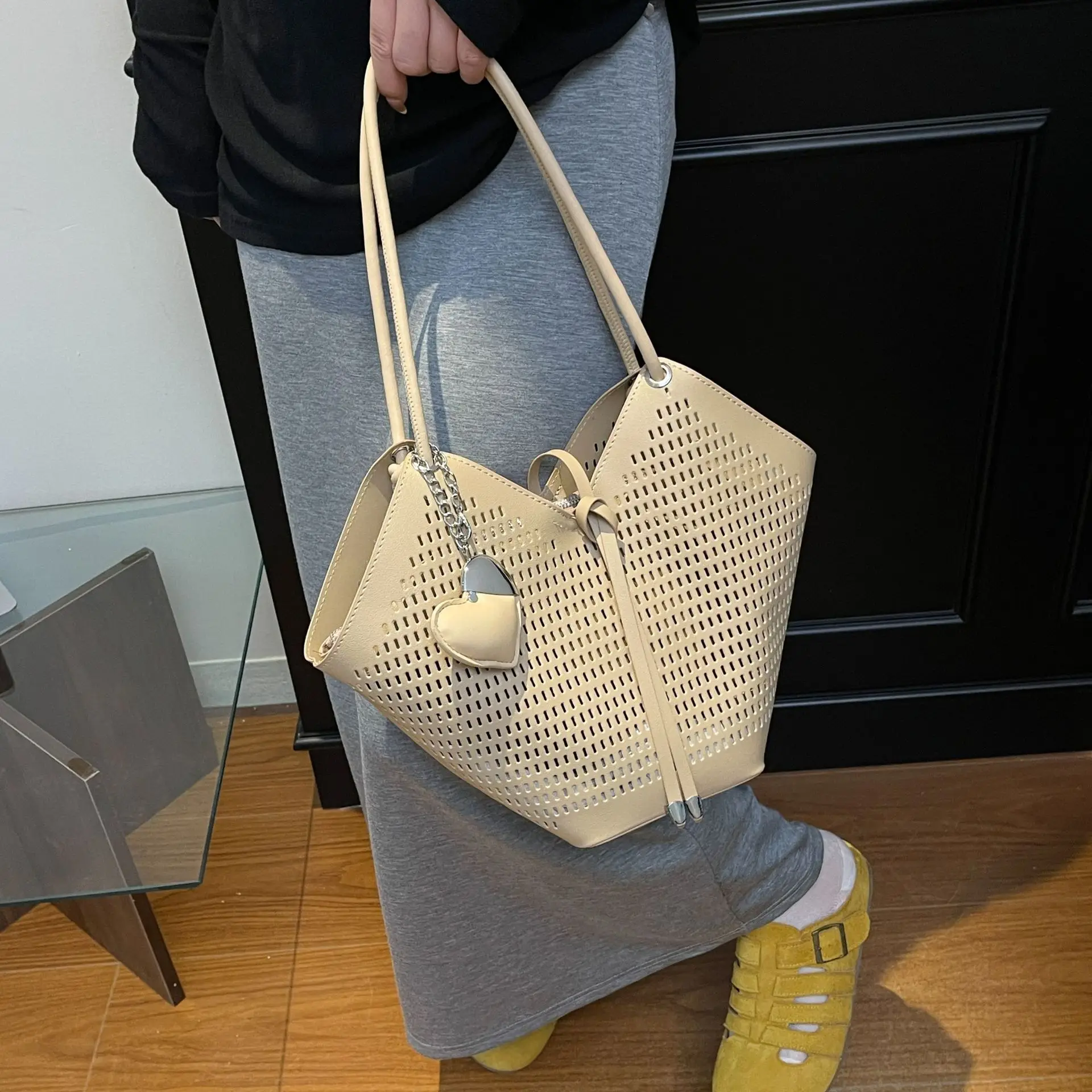 

‌New 2025 Large Tote Bag - Premium Textured Shoulder Bag, Spacious Work Commute & Mommy Essentials‌