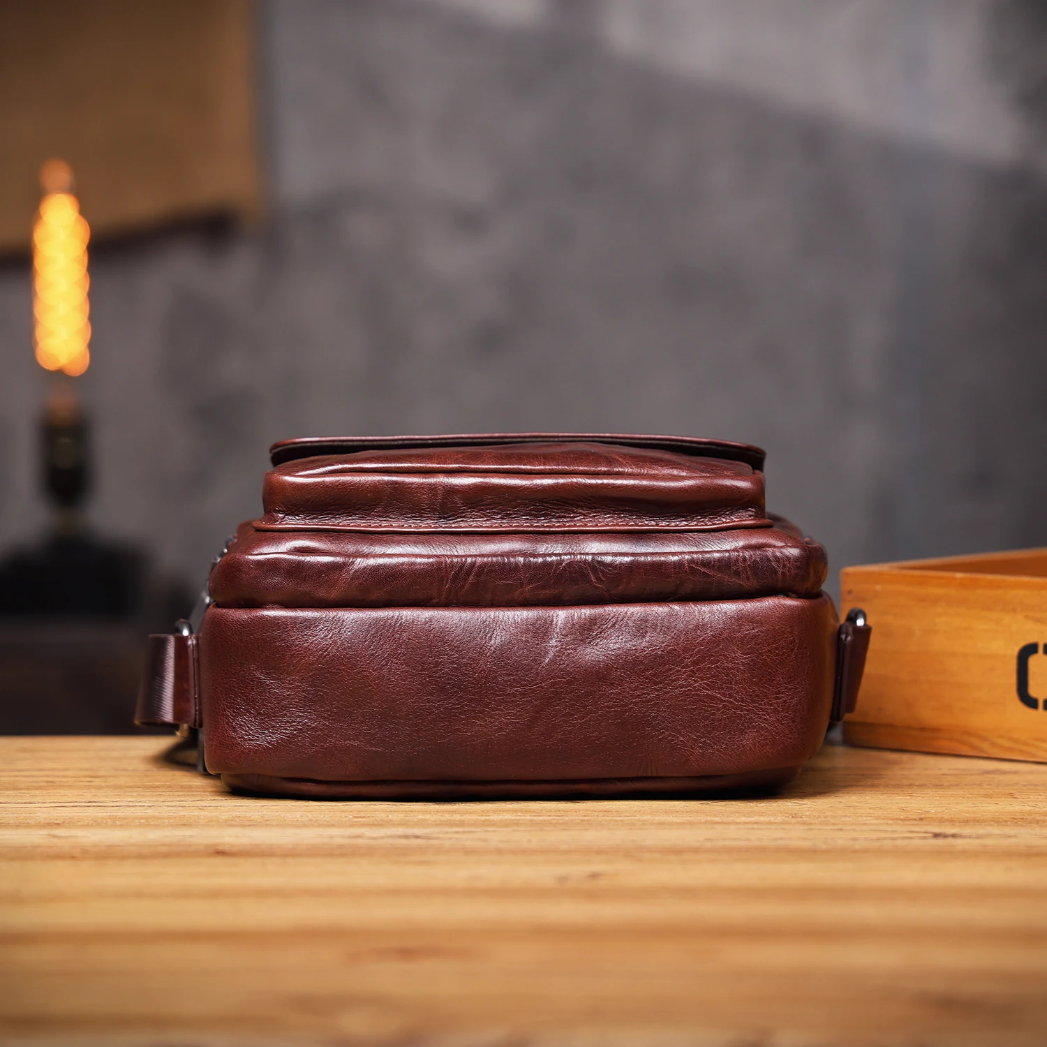 Echte Leder-Brusttasche für Herren, Casual-Umhängetasche aus Rindsleder, Modische Handyhülle, Pflanzlich gegerbtes, gerafftes Leder – Detail 24