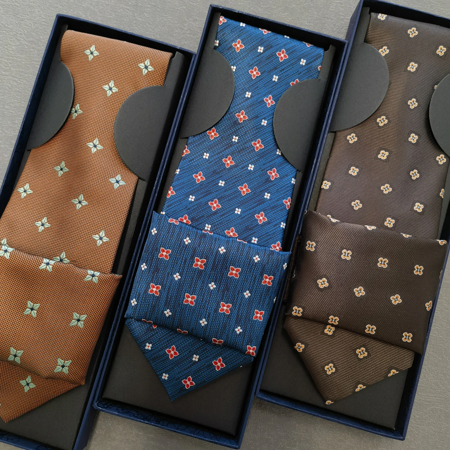 Luxuriöses Herren-Krawatten-Set mit vierblättrigem Kleeblatt und Box in Orange, Blau, Braun, Weiß, Einstecktuchhalter, quadratisches Set