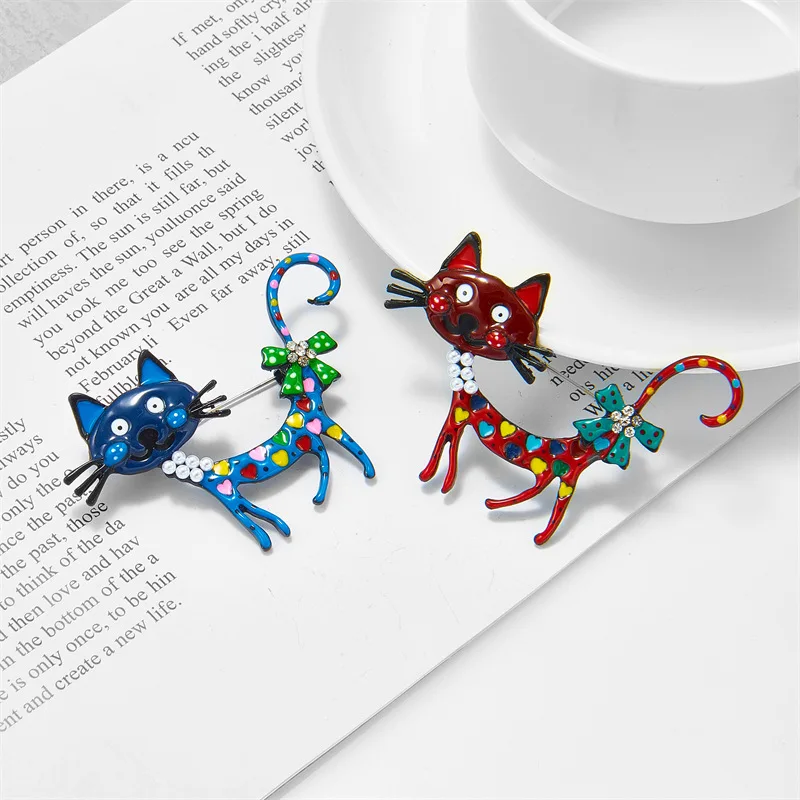 Mode Niedlichen Cartoon Blau Rot Katze Broschen Für Frauen Emaille Tier Brosche Pins Corsage Party Büro Casual Schmuck Geschenke – Detail 4