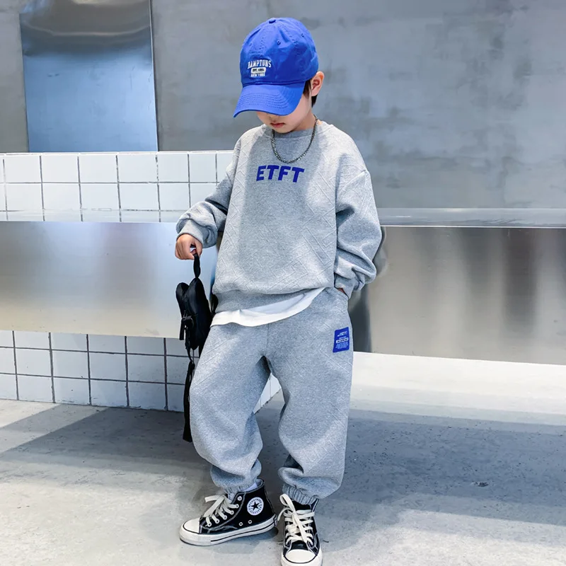طقم سويت شيرت رياضي للخريف للأولاد 2025 نمط جديد ملابس أطفال للشارع ملابس فضفاضة ورائعة للربيع والخريف للأولاد