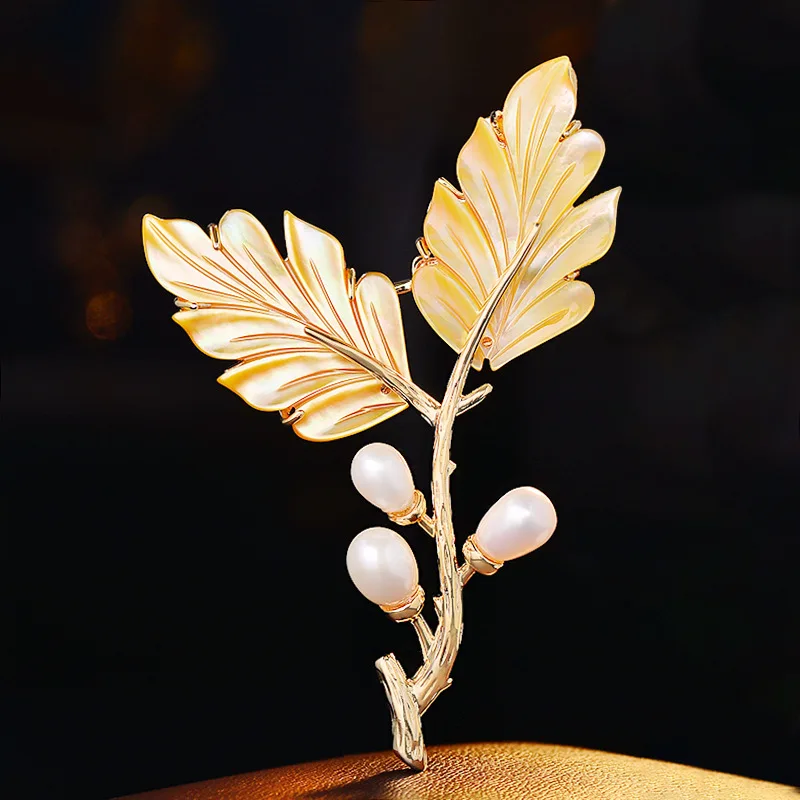 Natural Yellow Mother of Pearl Maple Leaf Freshwater Pearl Brooch Elegant Plant Light Luxury High-end Versatile Accessories Pins