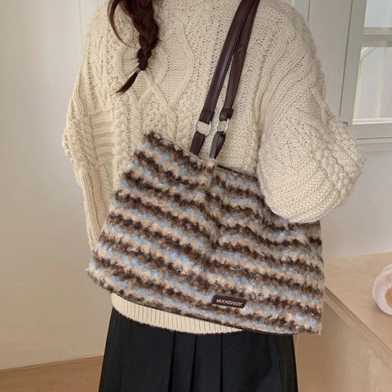 Farbblock-gestreifte Plüsch-Umhängetasche, schicke Damenhandtasche, geräumige Vintage-Arbeitstasche, vielseitige elegante Tragetasche – Detail 17