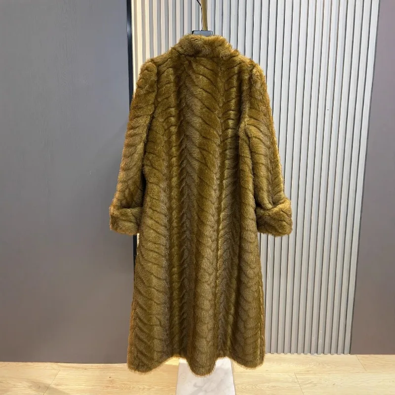 フェイクミンクファーコート女性の冬の新しいロング肥厚毛皮のようなジャケットミンク統合スタイリッシュな年齢を軽減するオーバーコートアウターウェア