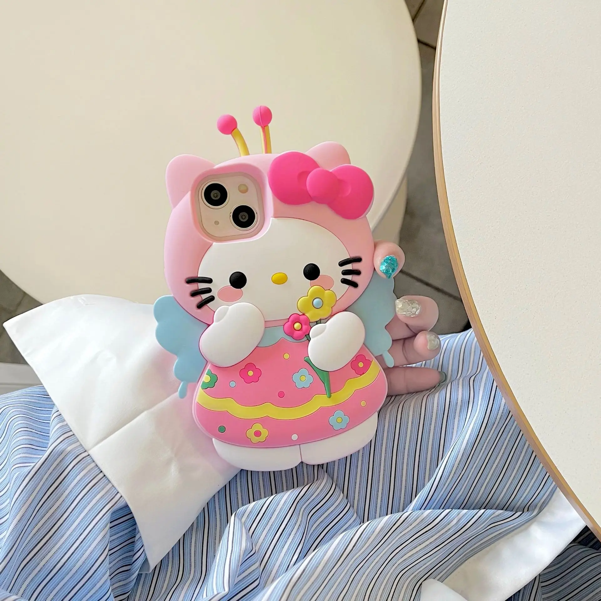 Casing ponsel 3D Hello Kitty lucu baru untuk iPhone 16 15 14 13 12 11 Pro Max pelindung lembut belakang silikon kartun 3D lebah lucu