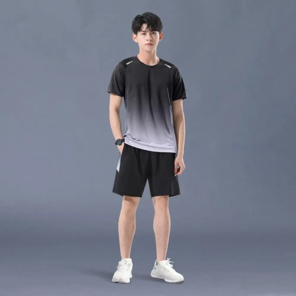 เสื้อยืดแขนสั้นสีไล่ระดับสีกางเกงขาสั้นเย็บปะติดปะต่อกันระบายอากาศฤดูร้อนชุดกีฬาชุดกีฬาเสื้อผ้าชาย