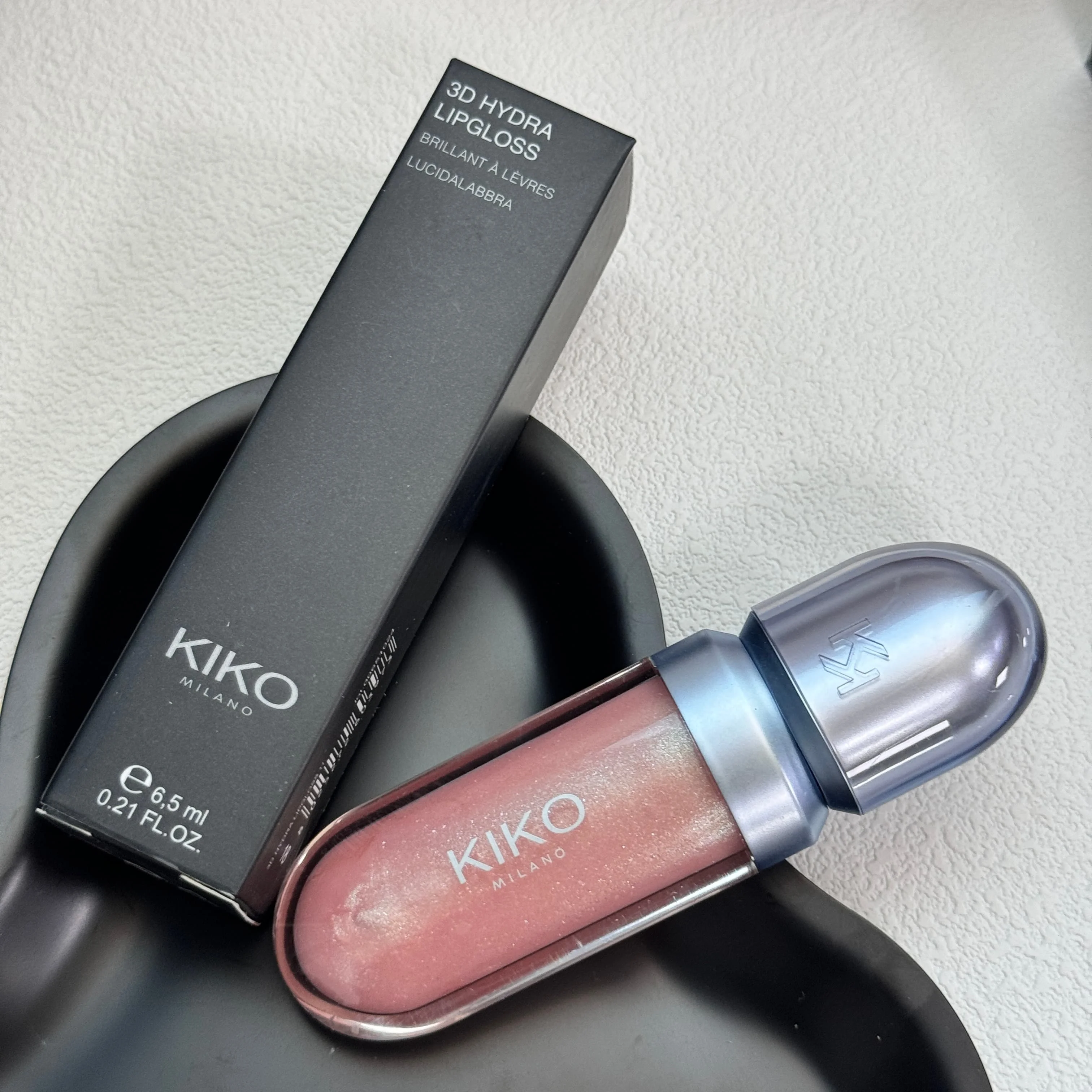 Der neue 3D KIKO MILANO Water Light Liquid Lip Gloss sorgt für ein klares, natürliches Make-up-Ergebnis, einen spiegelglatten Effekt und ein langanhaltendes, nicht trocknendes Make-up. – Detail 2