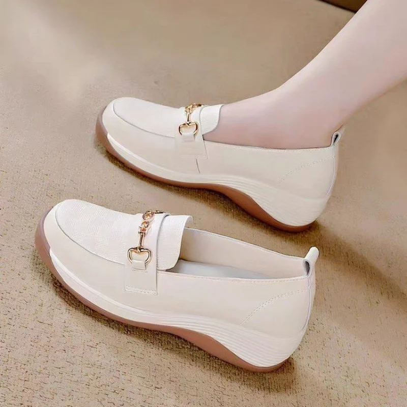 Mocasines de cuero suave para primavera/otoño para mujer, zapatos para mamá con tacón de cuña y plataforma, zapatos planos informales versátiles disponibles con múltiples opciones