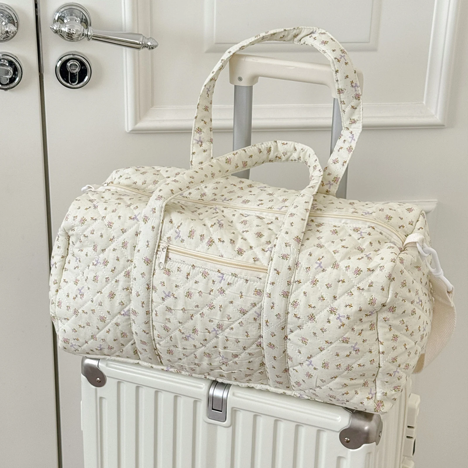 

Cotton Quilted Duffle Bag with Zipper Travel Bag Floral Print Overnight Bag for Women Weekend Travel Shopping