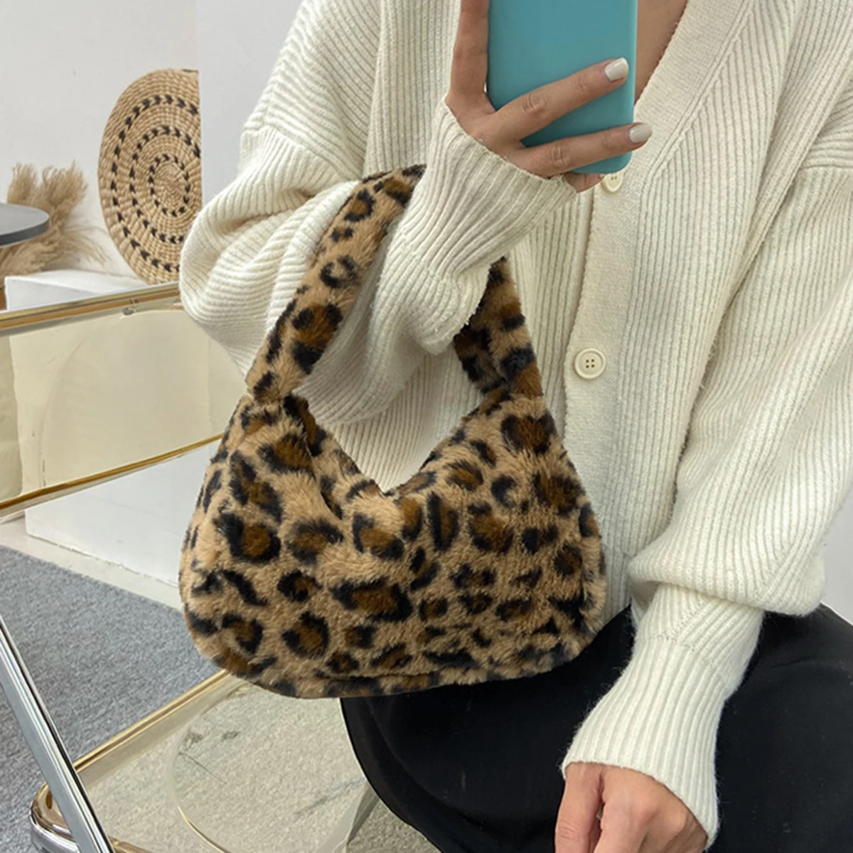 

Leopard Print Plush Fabric Women's Bag Fashion Trend Single Shoulder Underarm Bag Hand-held Plush Bag Handbag