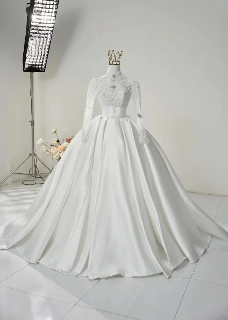 

Customized Royal Ball Dress Wedding Dress High Neck Long Sleeve Luxury Pearl And Crystal Decoration Handmade Sewing Pearl Dress