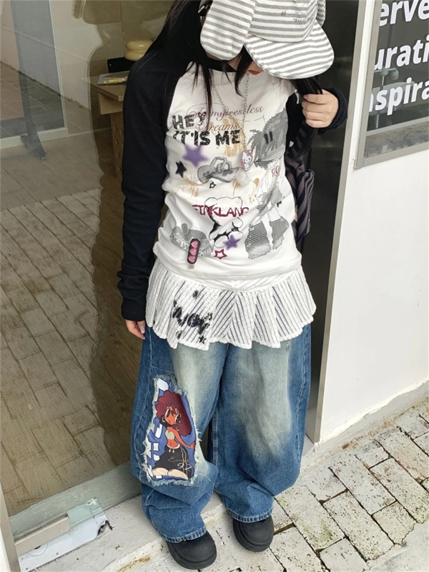 المرأة عالية الخصر واسعة الساق الضوء الأزرق الجينز خمر غسلها المتعثرة الكرتون التصحيح Y2K الشارع الشهير سراويل جينز