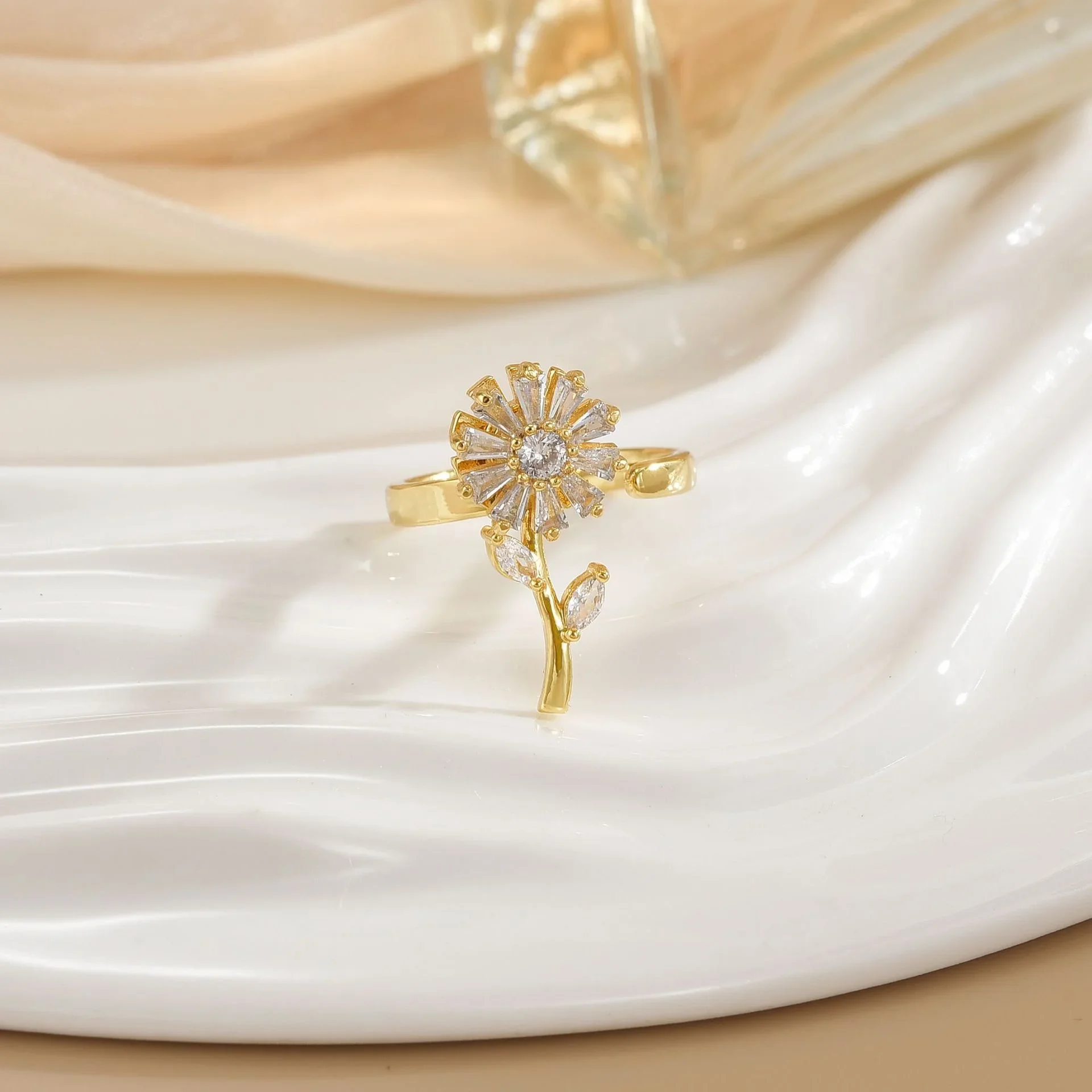 

Hot selling rotating ring in Europe and America, women's micro inlaid zircon temperament, versatile fashion, light luxury