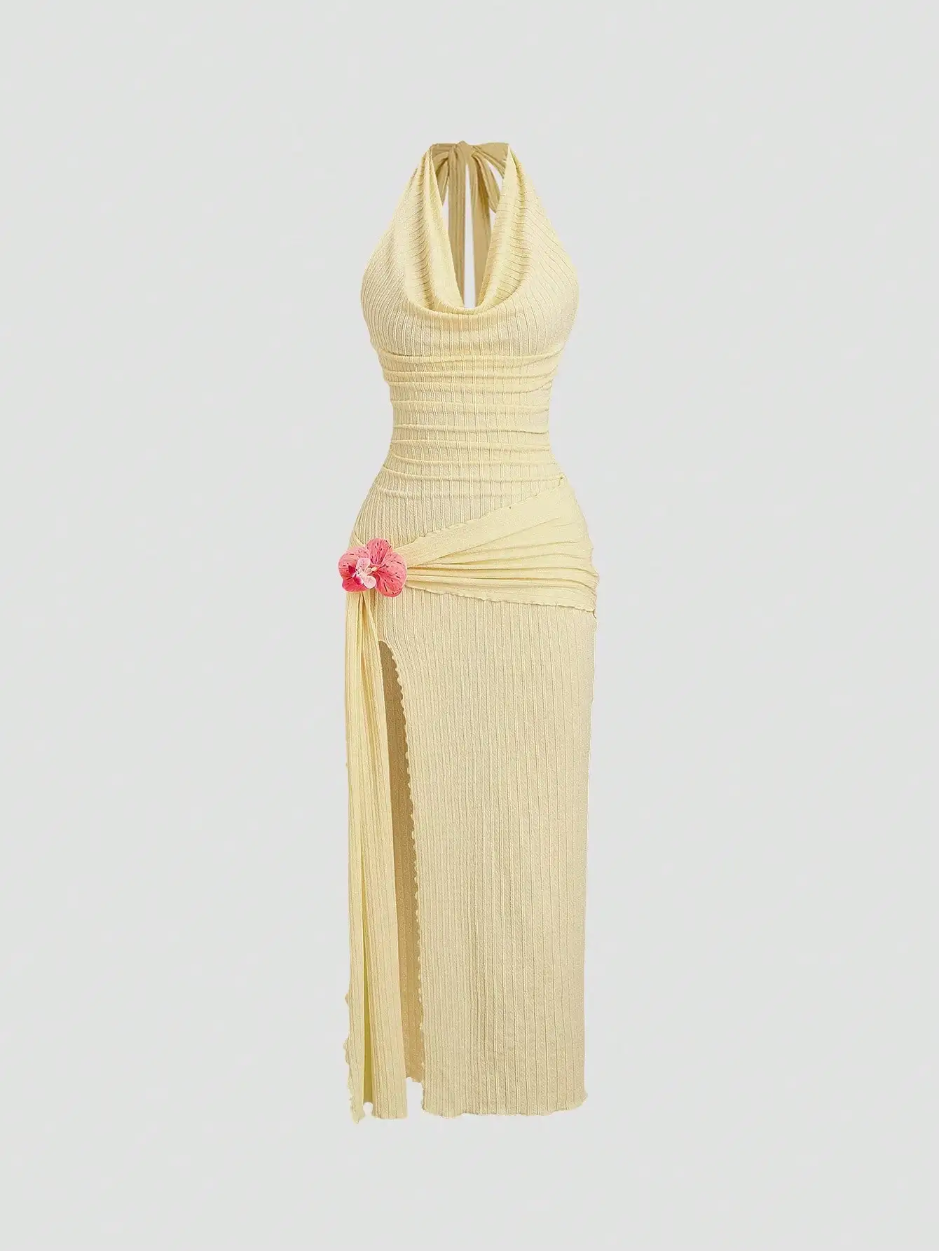 

Элегантное драпированное платье с вырезом халтер, боковым разрезом и цветочным акцентом