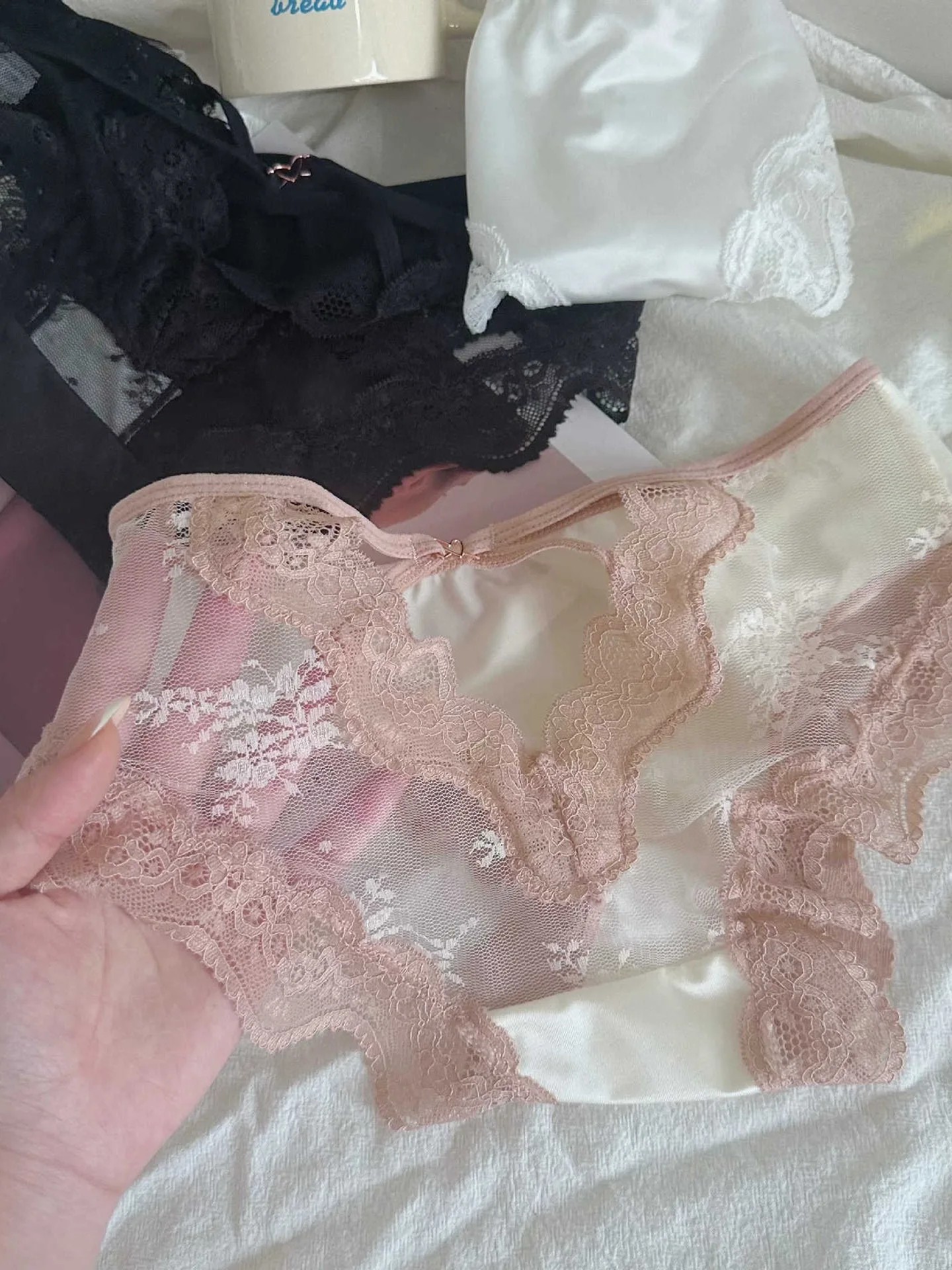 calcinha-de-renda-de-cintura-baixa-feminina-sexy-de-cetim-vazada-transparente-sensual-e-provocante