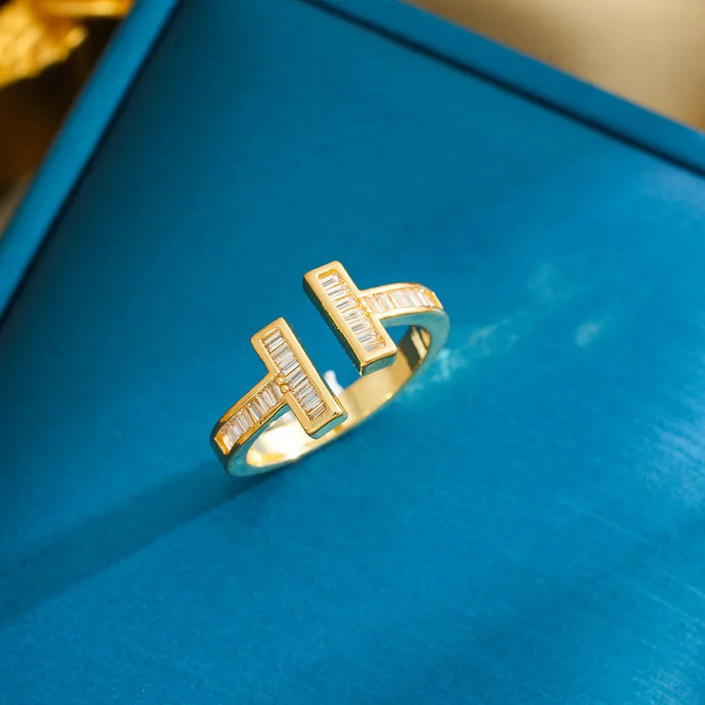 يحدد خاتم الزهرة ذو الأربع أوراق ذات القشرة الحلوة والجميلة على سحرًا أنيقًا أنيقًا وجديدًا.