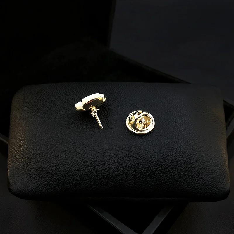 Shell Flower Brooch Small Shirt Anti-Exposure Buckle Cardigan Corsage White Jewelry Collar Pin Clothing Accessories 3708